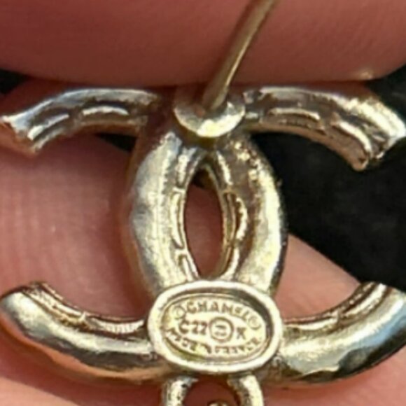 2022 Faux Pearl Chanel Gold Ribbon Bow CC Dangle Drop Strass Earrings - Picture 8 of 8